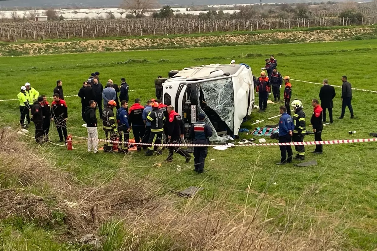 Denizli\'ye turnuvaya giden öğrencileri taşıyan midibüs devrildi: 2 ölü, 26 yaralı