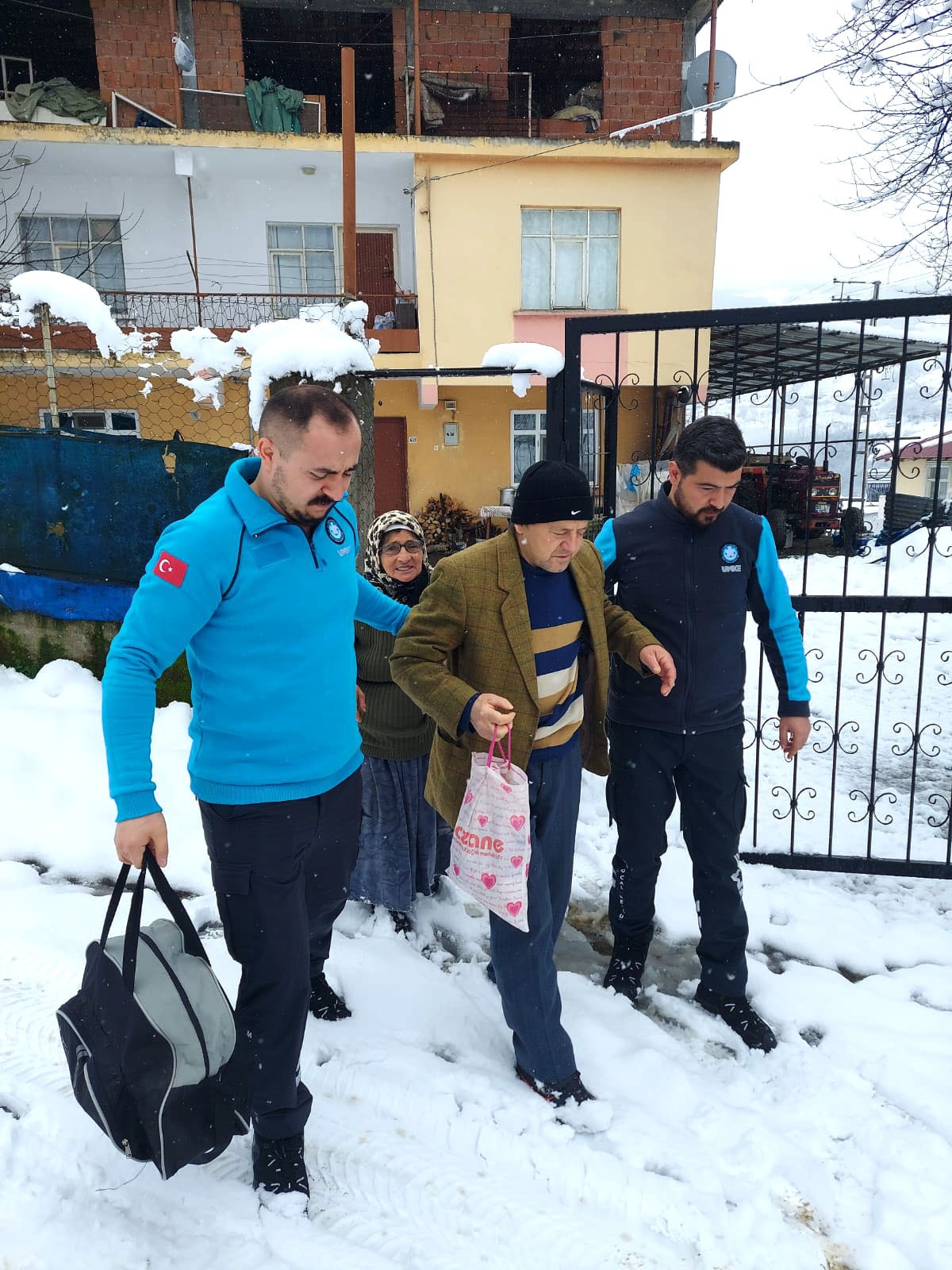 Kar nedeniyle diyalize gidemeyen hasta UMKE tarafından kurtarıldı