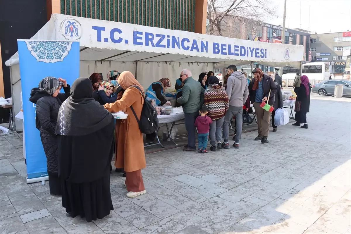 Erzincan\'da Yardım İçin Hayır Çarşısı Açıldı