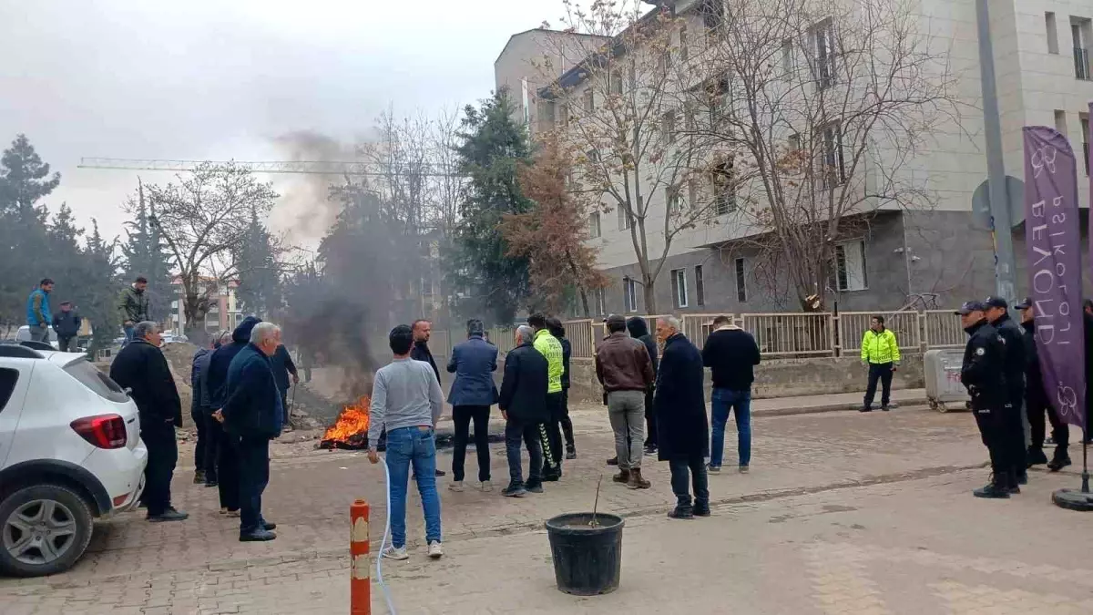 Adıyaman\'da Esnaflar Yol Daralmasına Tepki Gösterdi