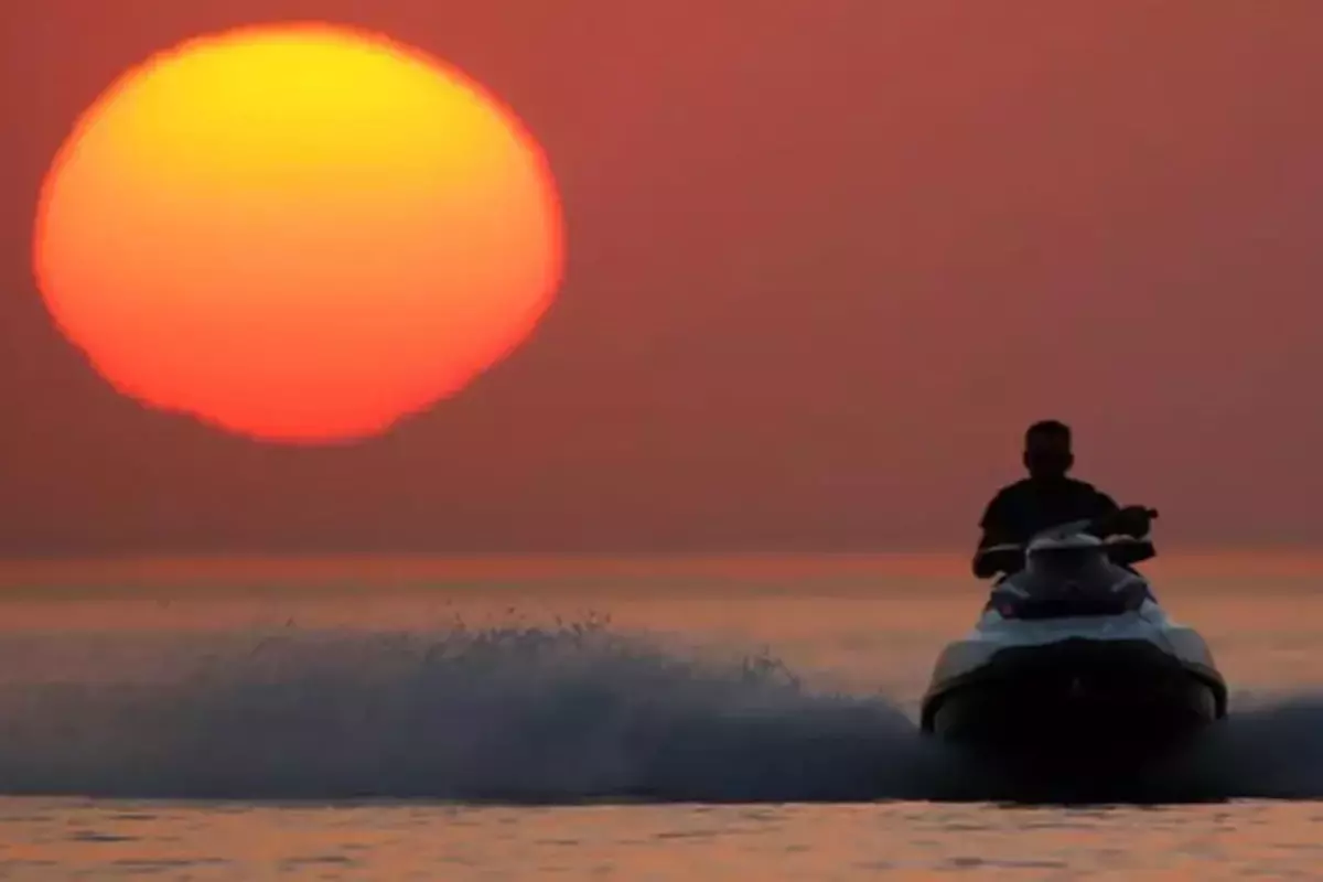 Film gibi olay! 10 yıl önce kaçtığı Türkiye\'ye jet ski ile döndü