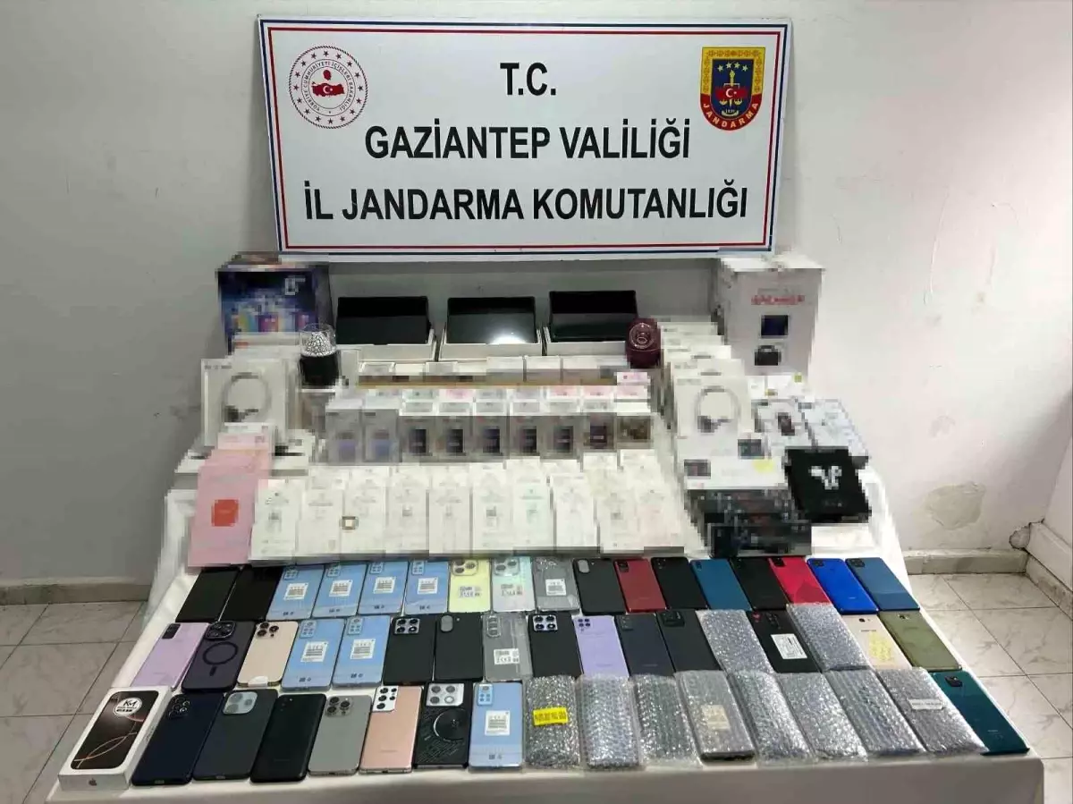 Gaziantep\'te 3 milyon TL değerinde kaçak elektronik eşya ele geçirildi: 3 gözaltı