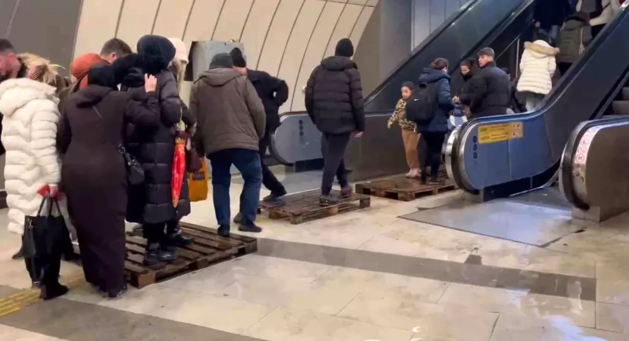 Küçükçekmece\'de Metrobüs Durağındaki Alt Geçitte Su Birikintisi Oluştu