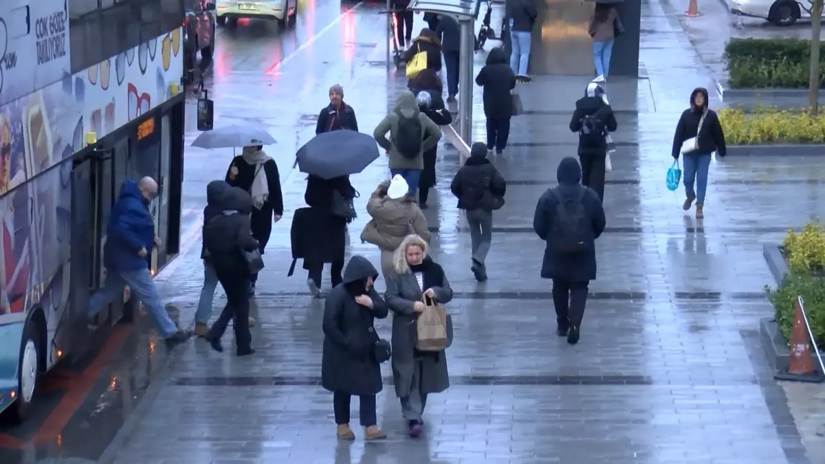 İstanbul\'da Yoğun Yağmur Trafiği Olumsuz Etkiledi