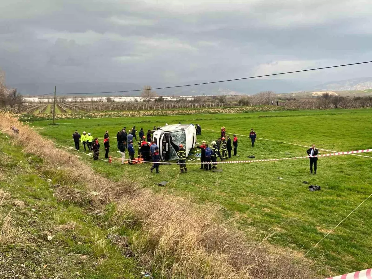 Denizli\'de Öğrenci Kafilesi Midibüs Kazası Geçirdi: 2 Ölü, 26 Yaralı