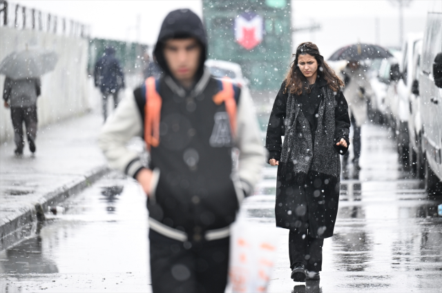 Kar alarmı verildi! İstanbul'da öğrenciler tatil beklerken, validen açıklama geldi