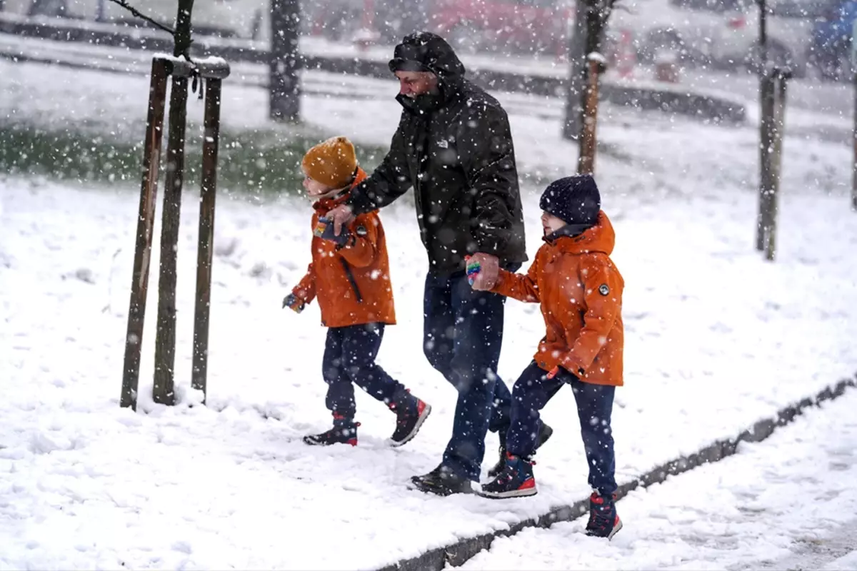 Kar alarmı verildi! İstanbul\'da öğrenciler tatil beklerken, validen açıklama geldi