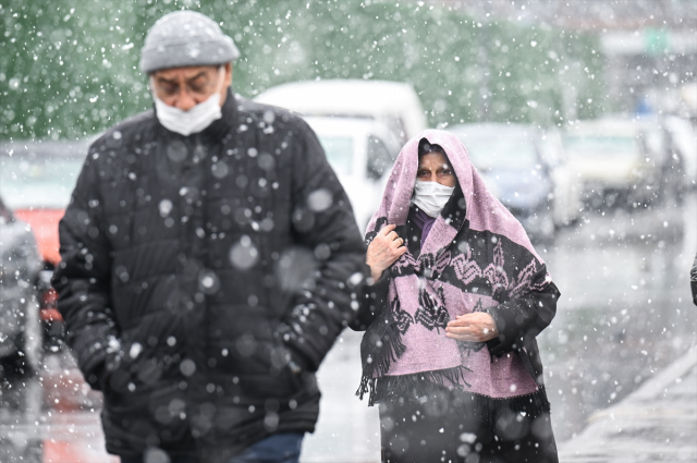 Kar alarmı verildi! İstanbul'da öğrenciler tatil beklerken, validen açıklama geldi