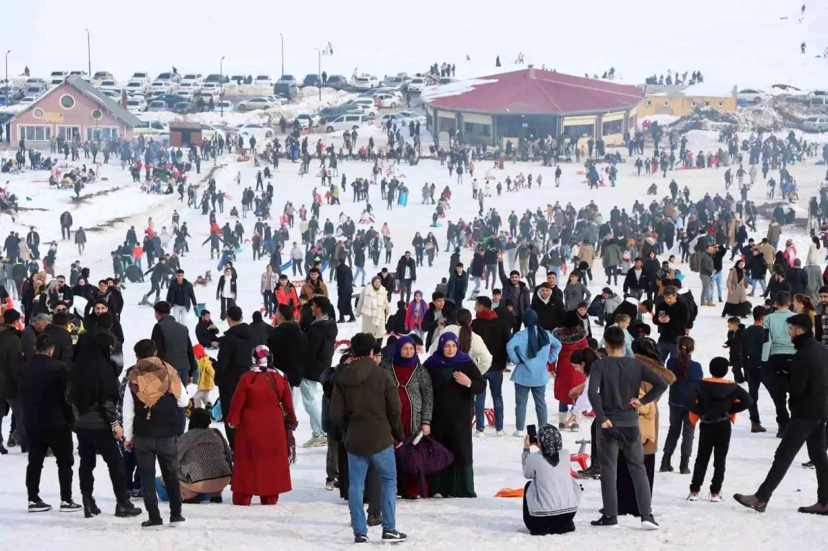 Karacadağ Kayak Merkezi\'nde Ziyaretçi Akını