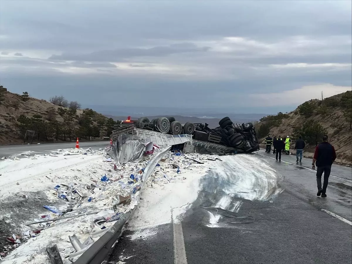 Kırıkkale\'de Tır Devrildi, Sürücü Yaralandı