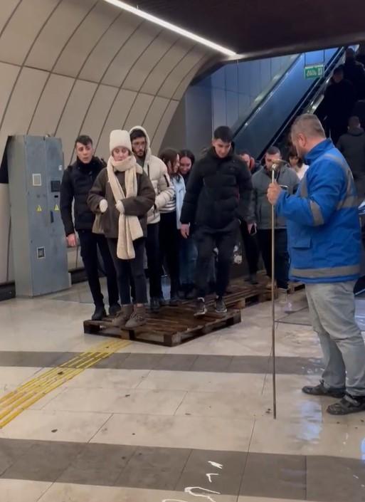 Küçükçekmece'deki Metrobüs Durağında Su Baskını: Vatandaşlar Zor Anlar Yaşıyor