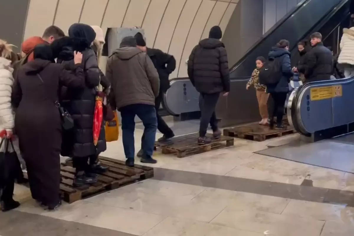 Metrobüs alt geçidini su bastı, vatandaşlar suların içinde yürümek zorunda kaldı