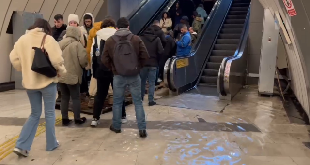 Küçükçekmece'deki Metrobüs Durağında Su Baskını: Vatandaşlar Zor Anlar Yaşıyor