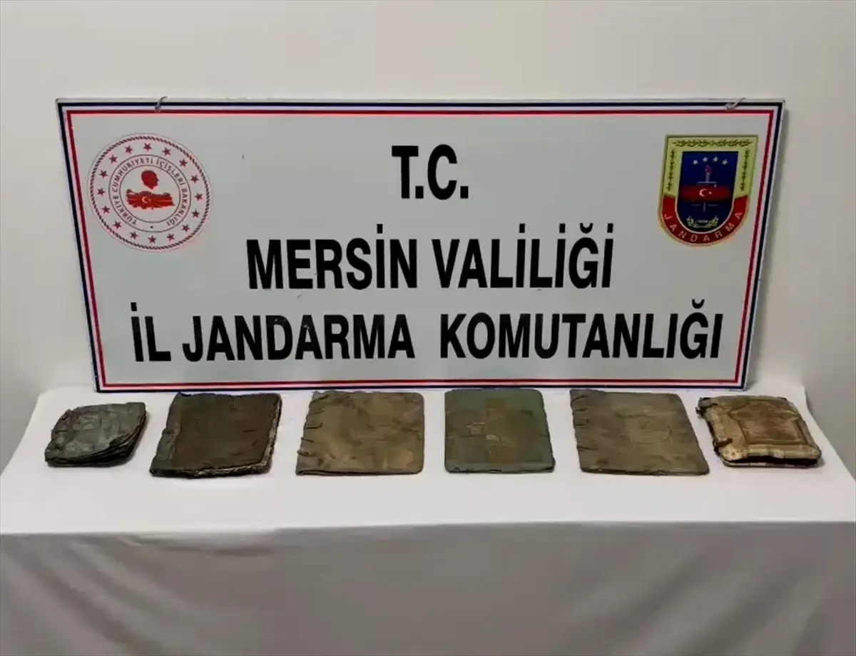 Mersin\'de Tarihi Kitaplar Ele Geçirildi