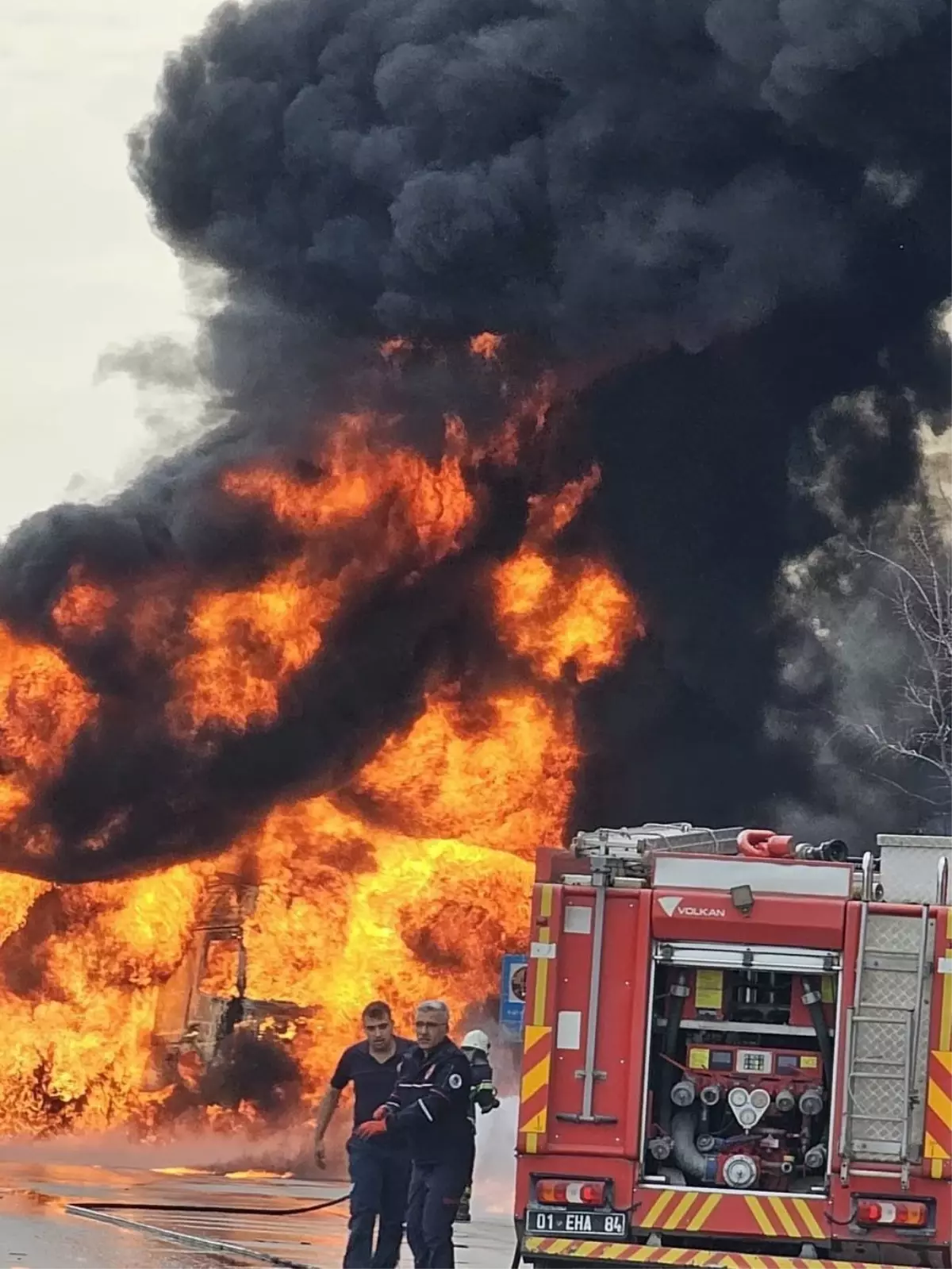 Adana Otoyolunda Mazot ve Benzin Yüklü Tanker Devrildi, Yangın Çıktı