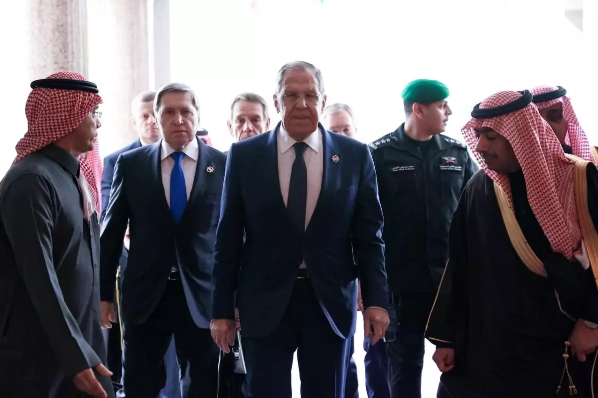 Rubio ve Lavrov Suudi Arabistan\'da Bir Araya Geldi