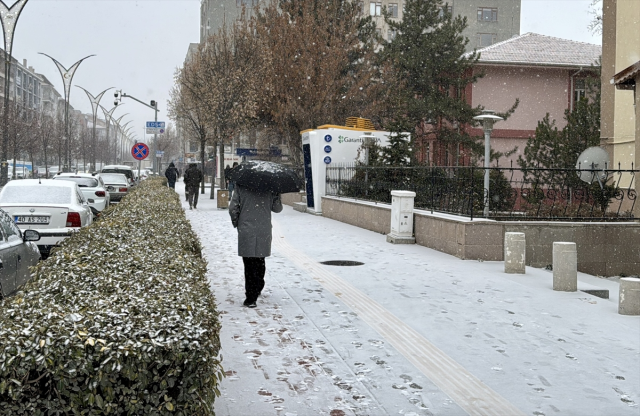 Sabiha Gökçen Havalimanı'nda uçuşlara kar engeli