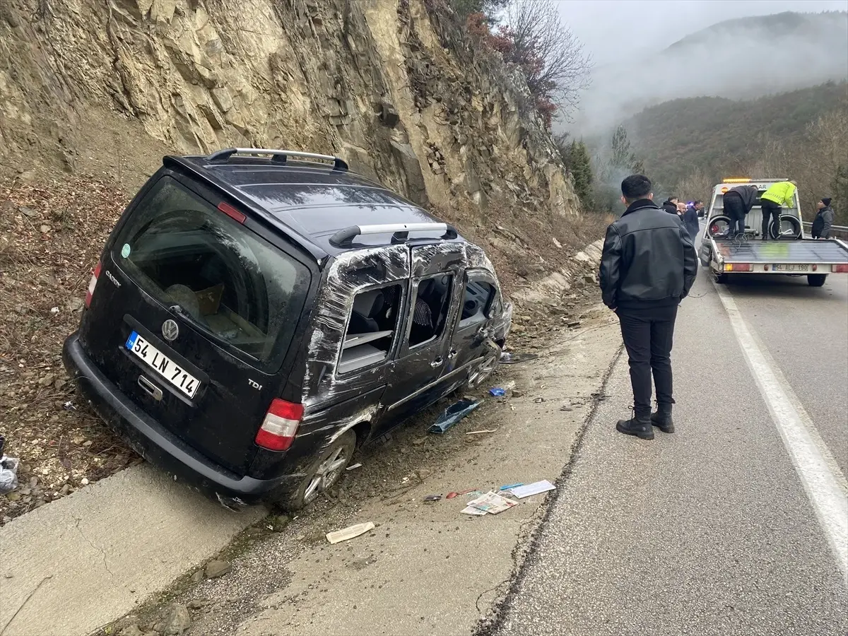 Taraklı\'da Hafif Ticari Araç Su Kanalına Devrildi