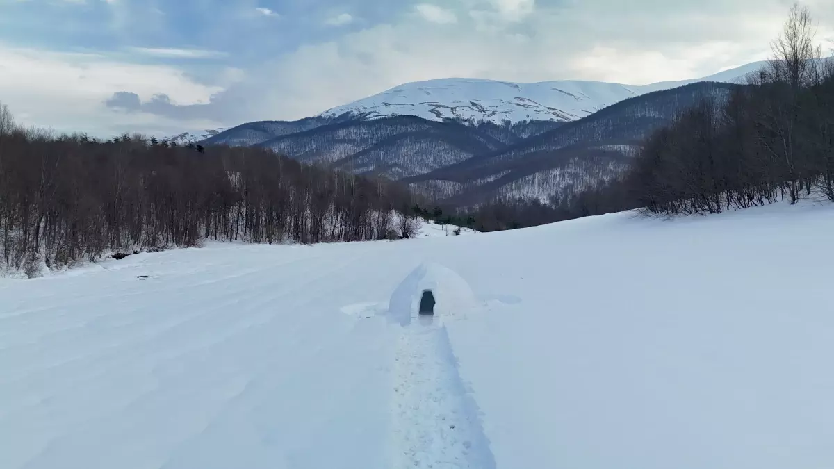 Samsun\'da Doğa Tutkunları Iglu Ev Yaptı