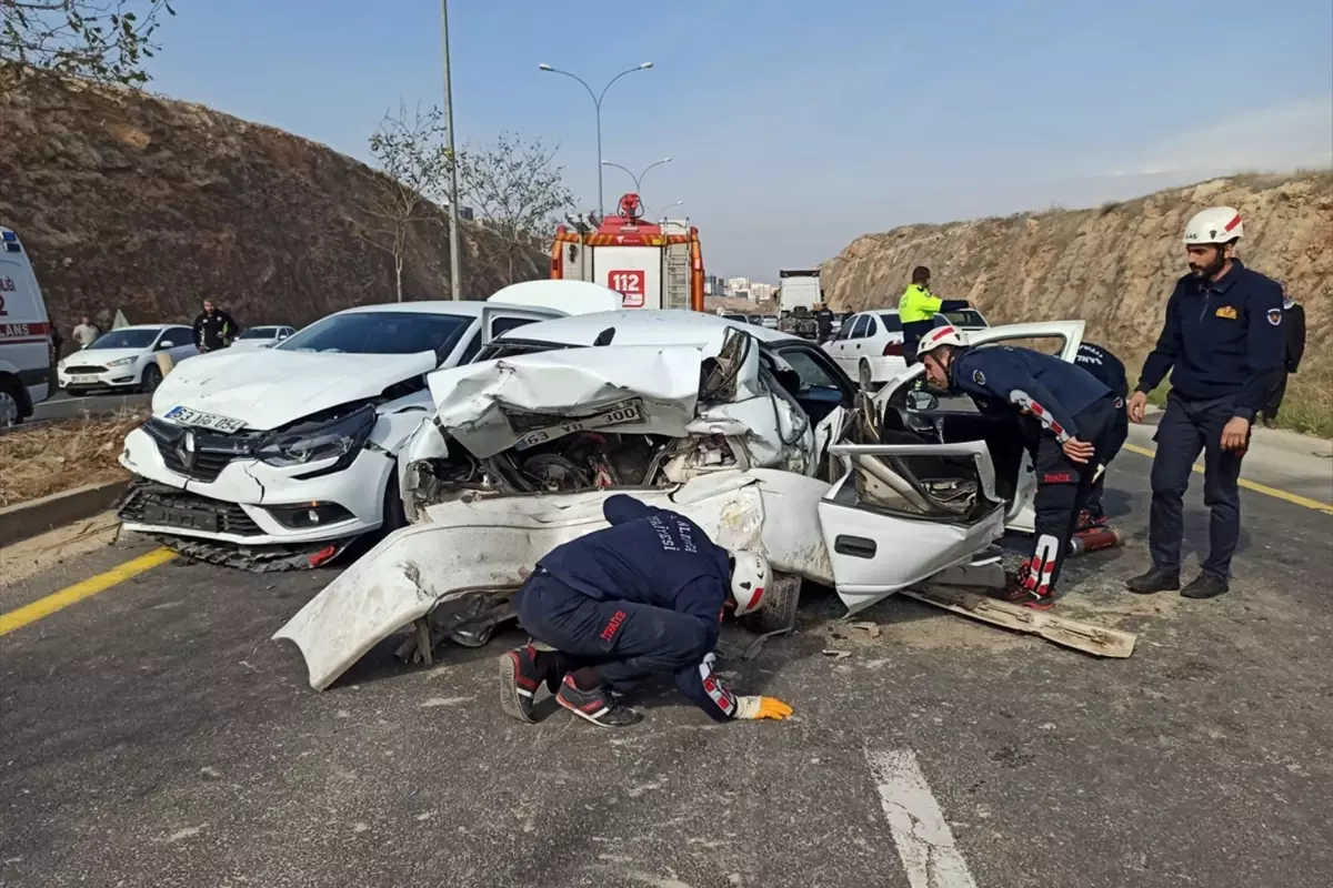 Şanlıurfa\'da 4 aracın karıştığı zincirleme trafik kazası kamerada