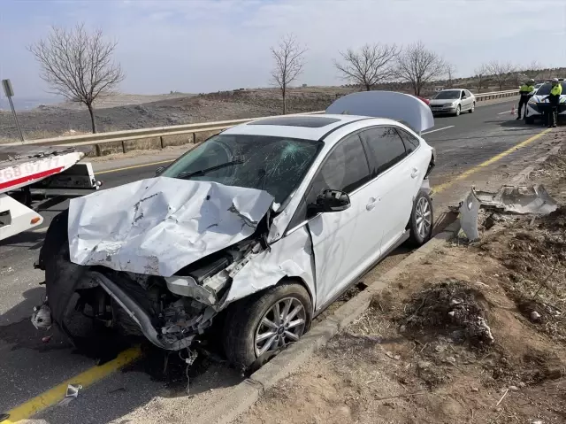 Şanlıurfa'da 4 aracın karıştığı zincirleme trafik kazası kamerada