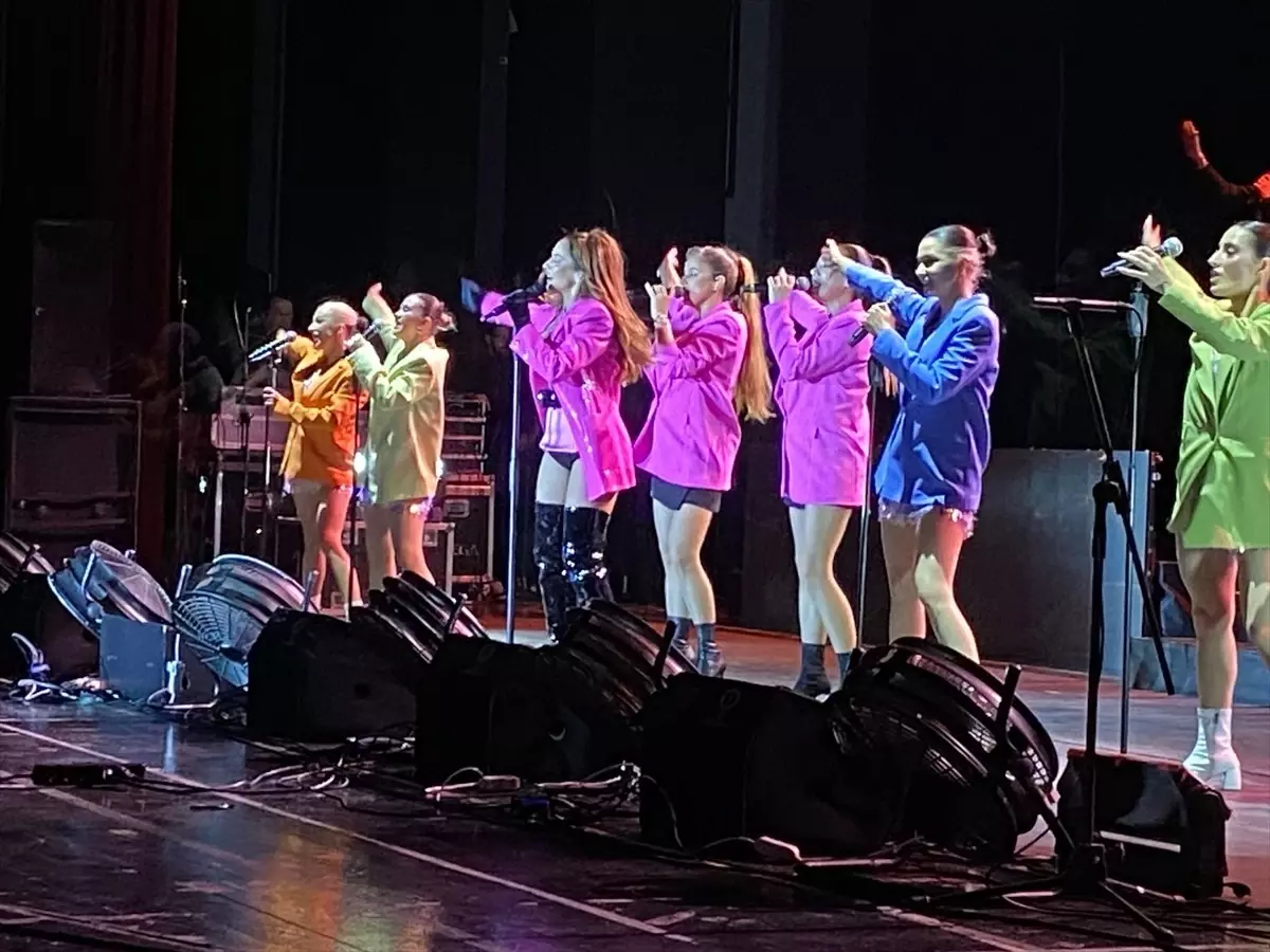 Hadise Bursa\'da Konser Verdi