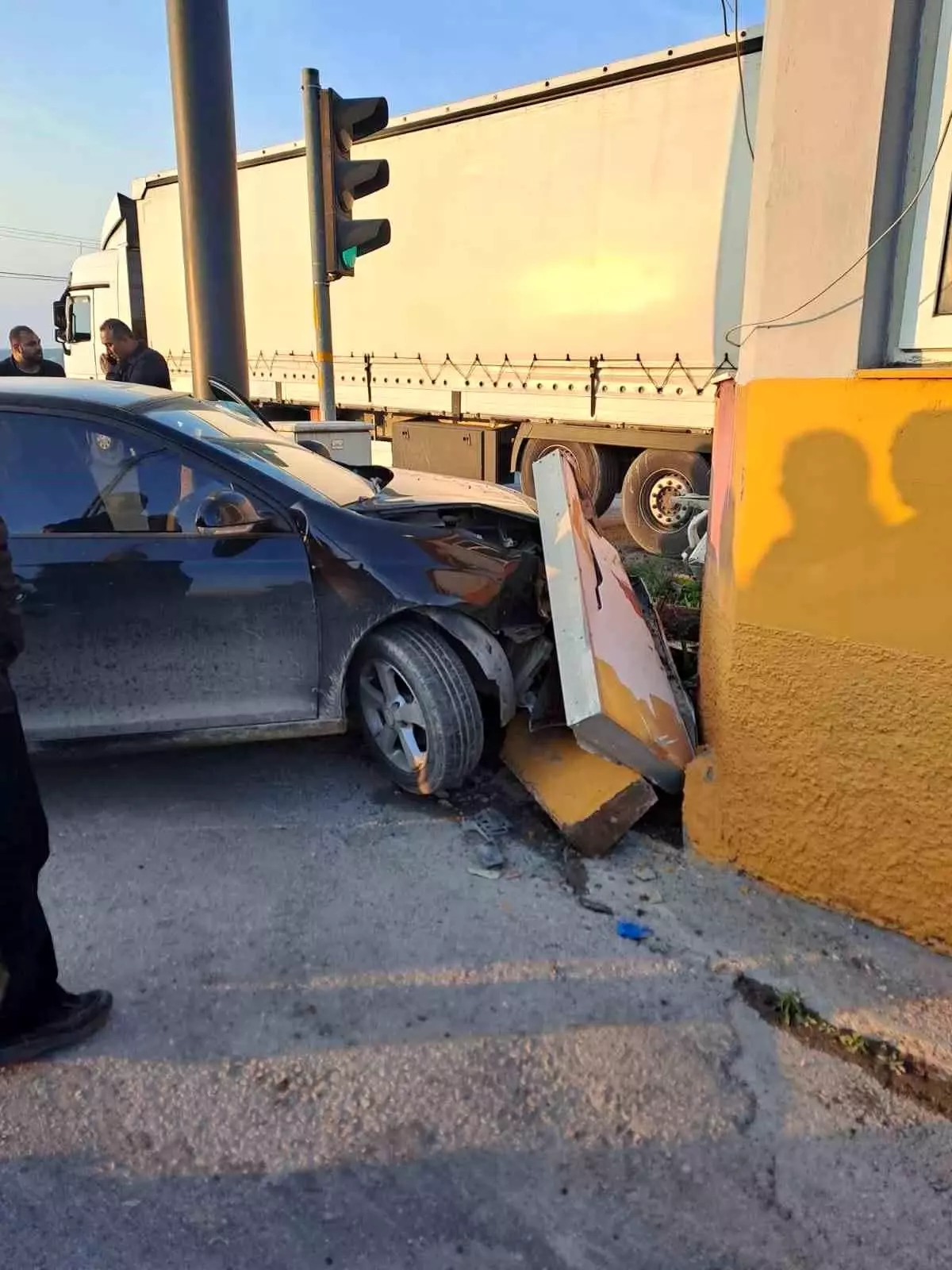 Tarsus\'ta Trafik Kazası: Sürücü Yaralandı