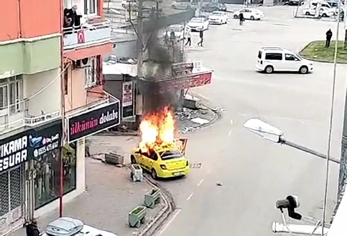 Adana\'da Av Tüfeğiyle Saldırı ve Taksinin Kundaklanması