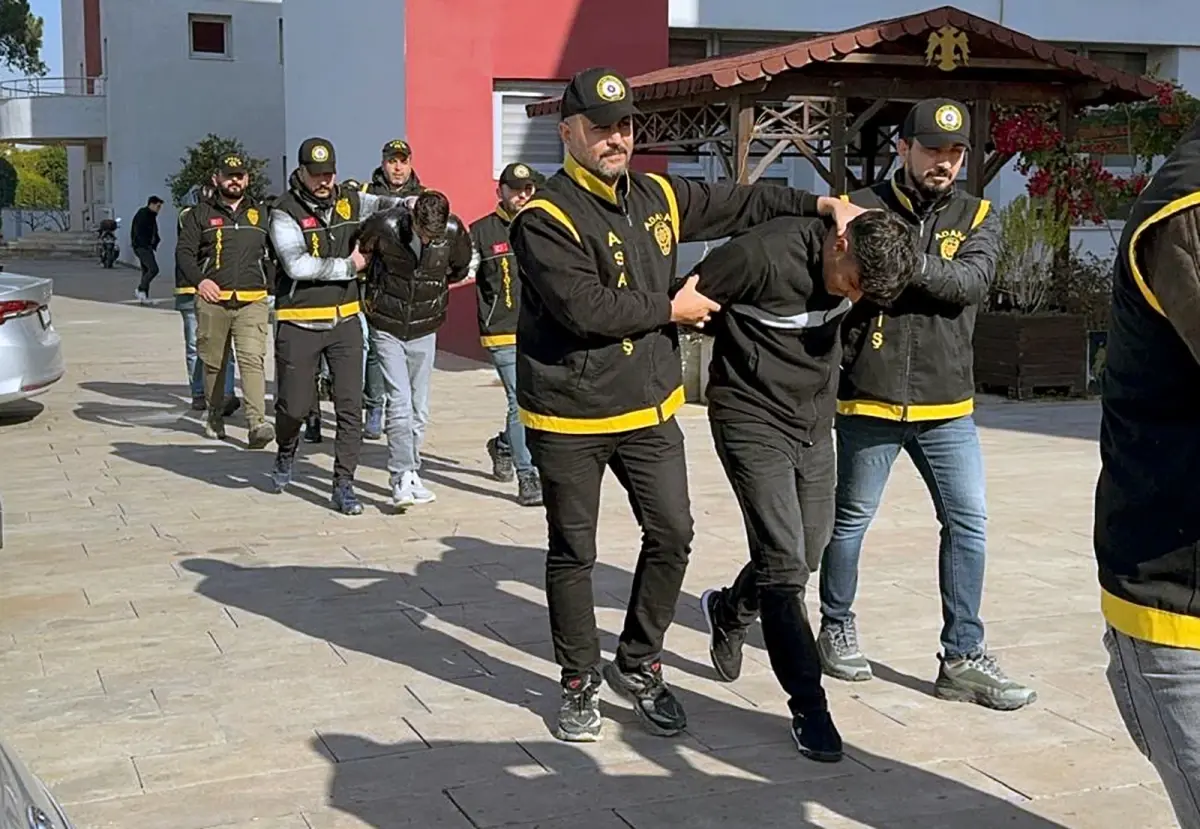 Adana\'da Duygusuzlar Çetesi\'ne Operasyon: 10 Şüpheli Yakalandı