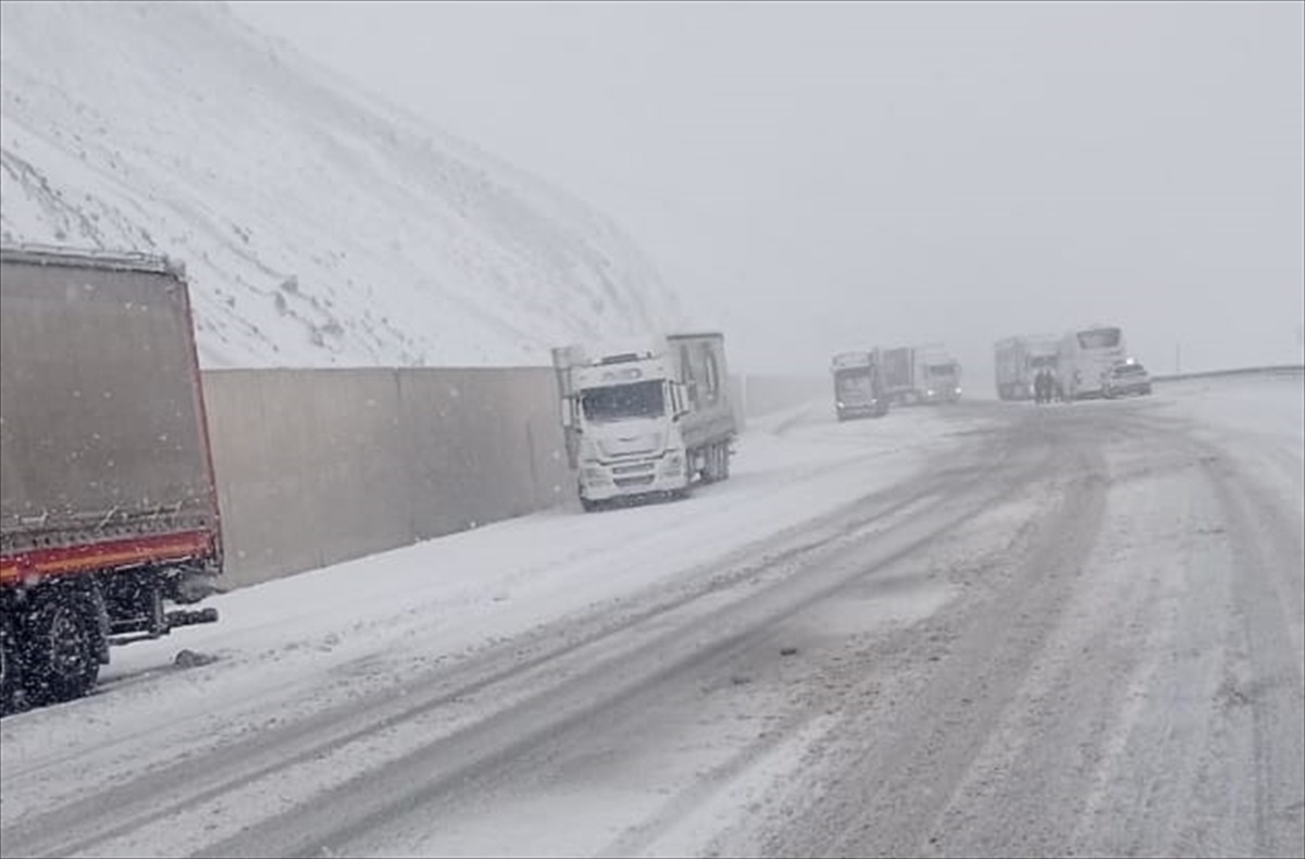 Erzincan\'da Kar Yağışı Ulaşımı Etkiledi