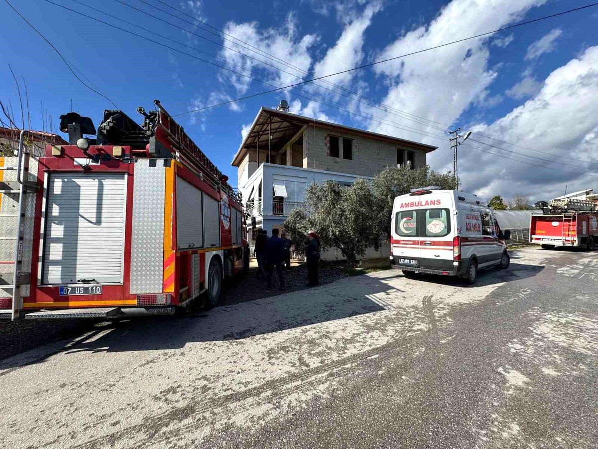 Antalya\'da Müstakil Evde Yangın: 2 Kişi Dumandan Etkilendi
