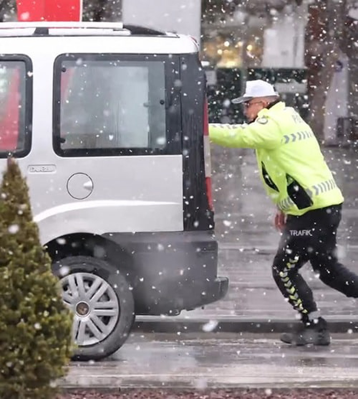 Çorum\'da Trafik Polisi Yardım Eli