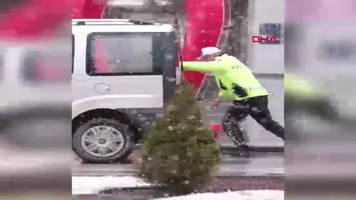 Polis Ekipleri Arızalanan Araca Yardım Etti