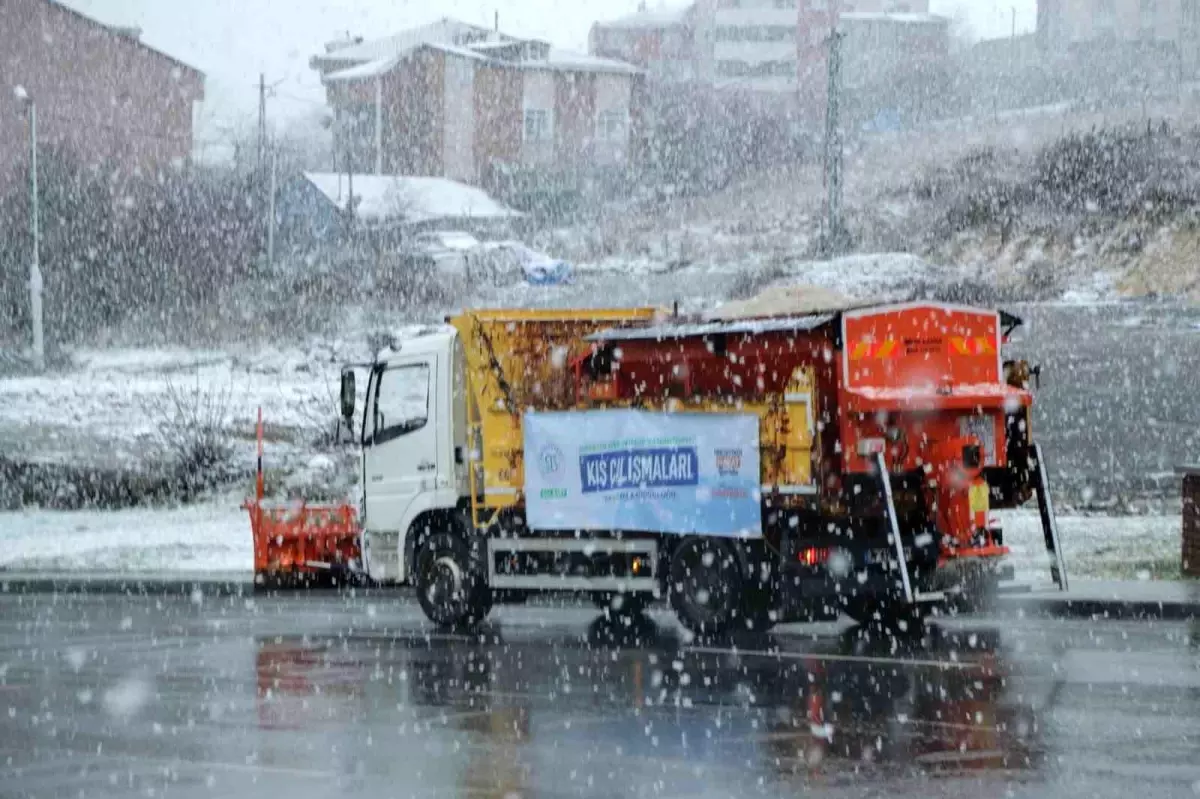 Arnavutköy Belediyesi Karla Mücadele Çalışmalarını Hızla Sürdürüyor