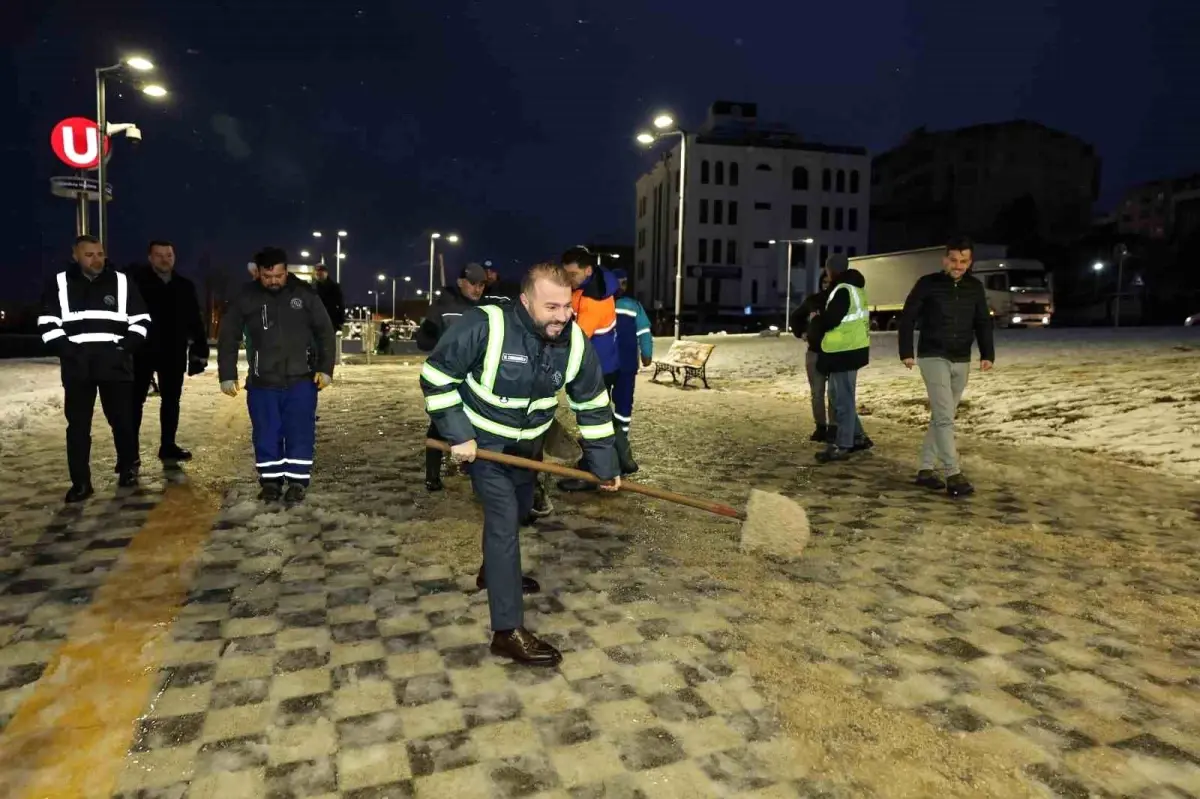 İstanbul Arnavutköy\'de Karla Mücadele Çalışmaları Sürüyor