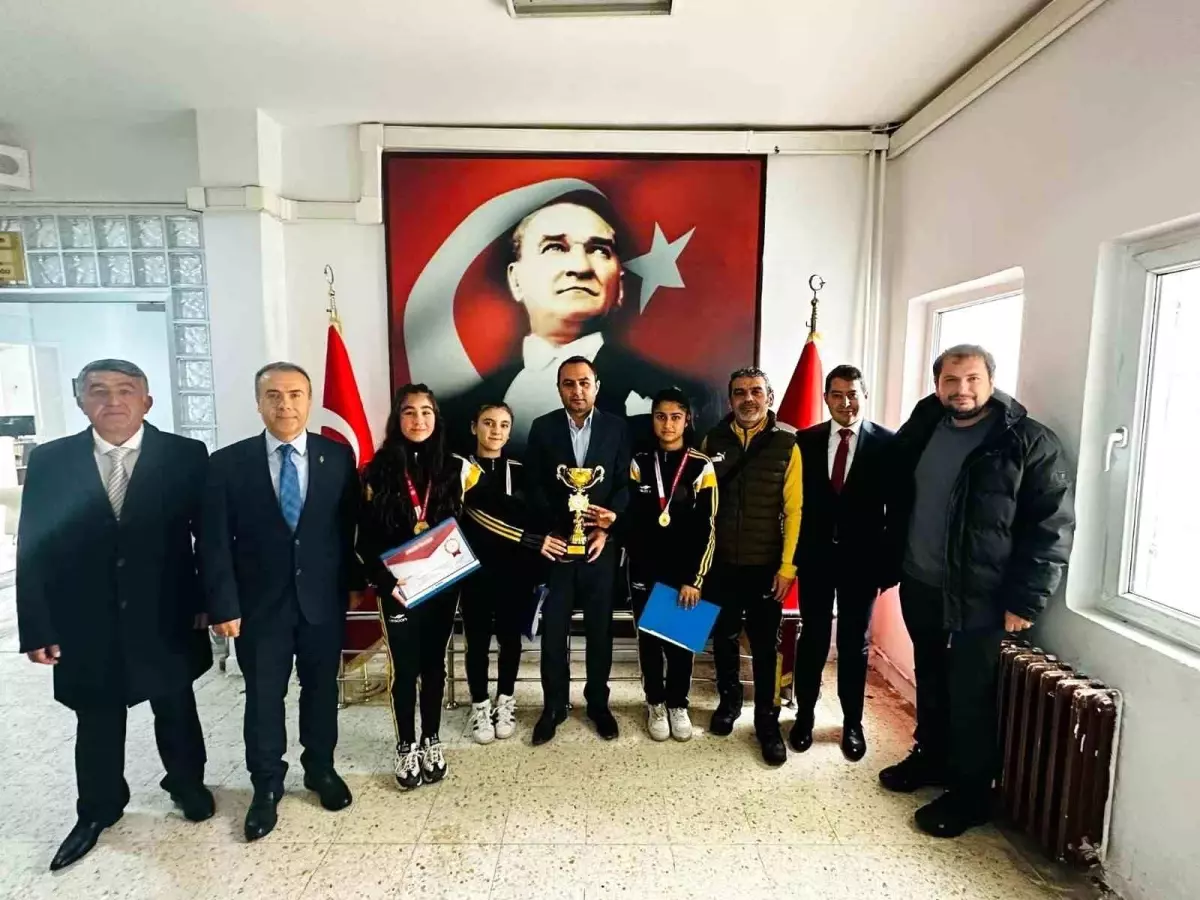 Köseceli Şehit Recep İnce Ortaokulu Dart Takımı Türkiye Şampiyonası\'na Katılma Hakkını Kazandı