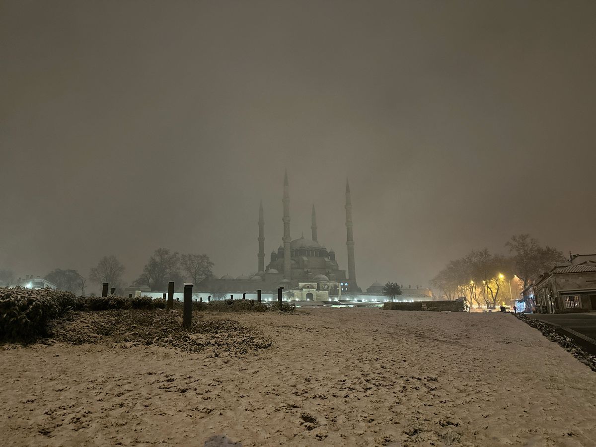 Edirne\'de kar yağışı etkili oldu, tarihi mekanlar beyaza büründü