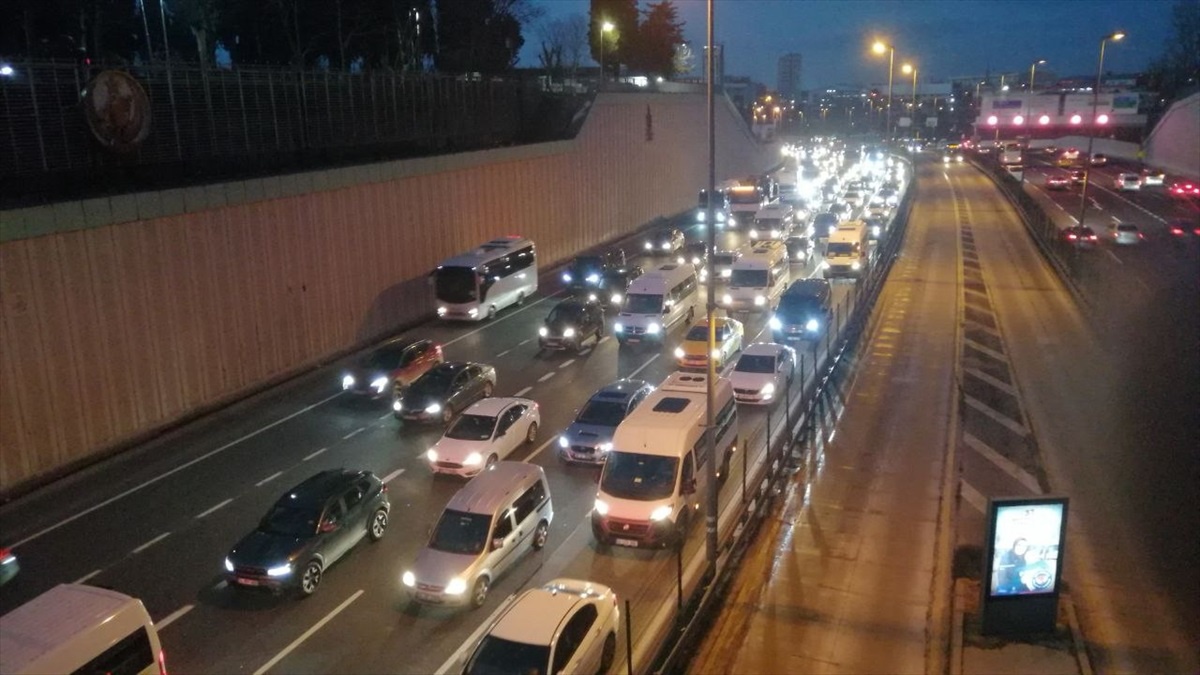 İstanbul\'da trafik yoğunluğu yaşanıyor