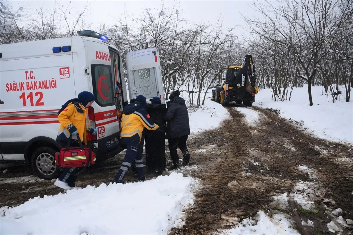 Giresun\'da Kar Yolu Kapatınca Hastaya Ulaşıldı