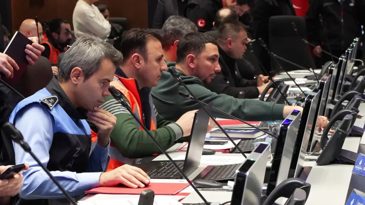 İmamoğlu: Saat 02.00\'ye kadar metro ve tramvay seferleri hizmet verecek