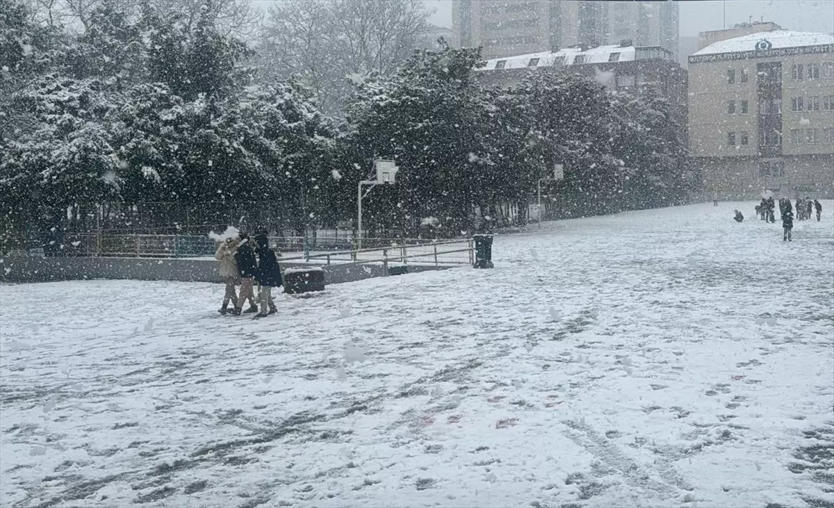 İstanbul\'da Kar Yağışı Trafiği Olumsuz Etkiledi