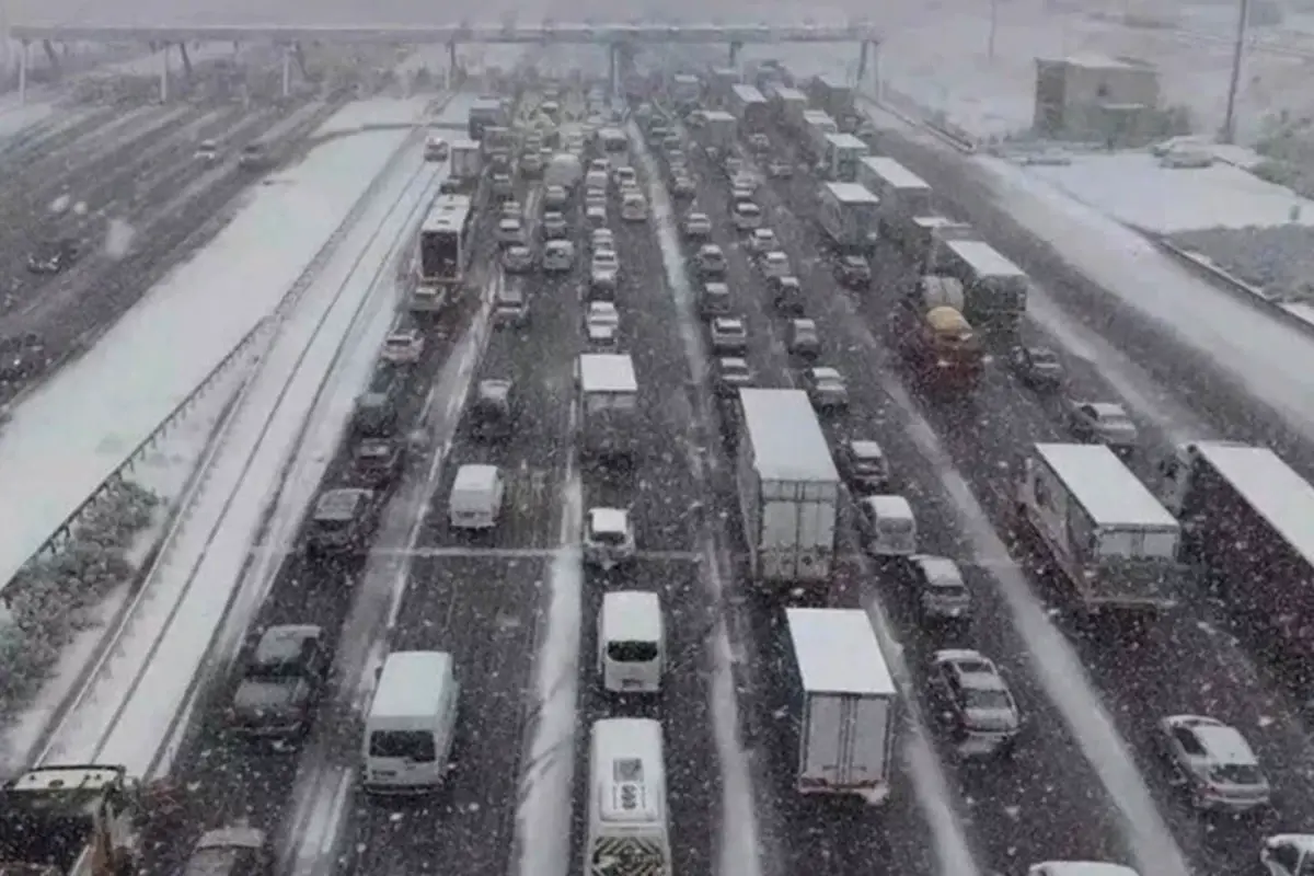 İstanbul\'da hayat durma noktasında! Trafik yoğunluğu yüzde 90\'a ulaştı