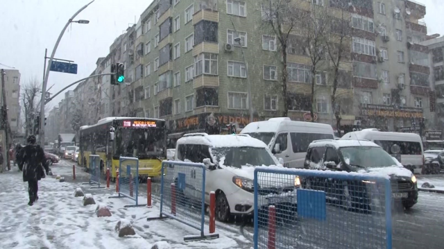 İstanbul'da hayat durma noktasında! Trafik yoğunluğu yüzde 90'a ulaştı