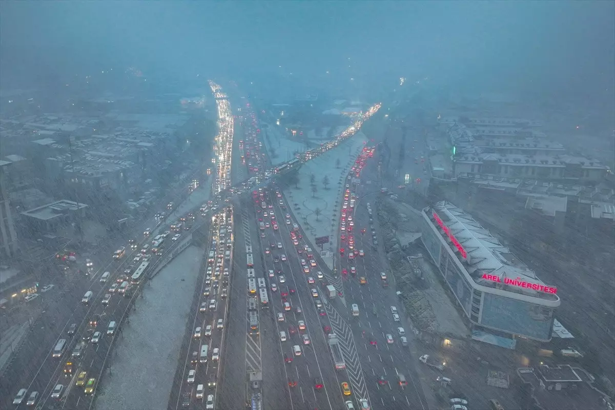 İstanbul\'da Yoğun Kar Yağışı Trafiği Felç Etti