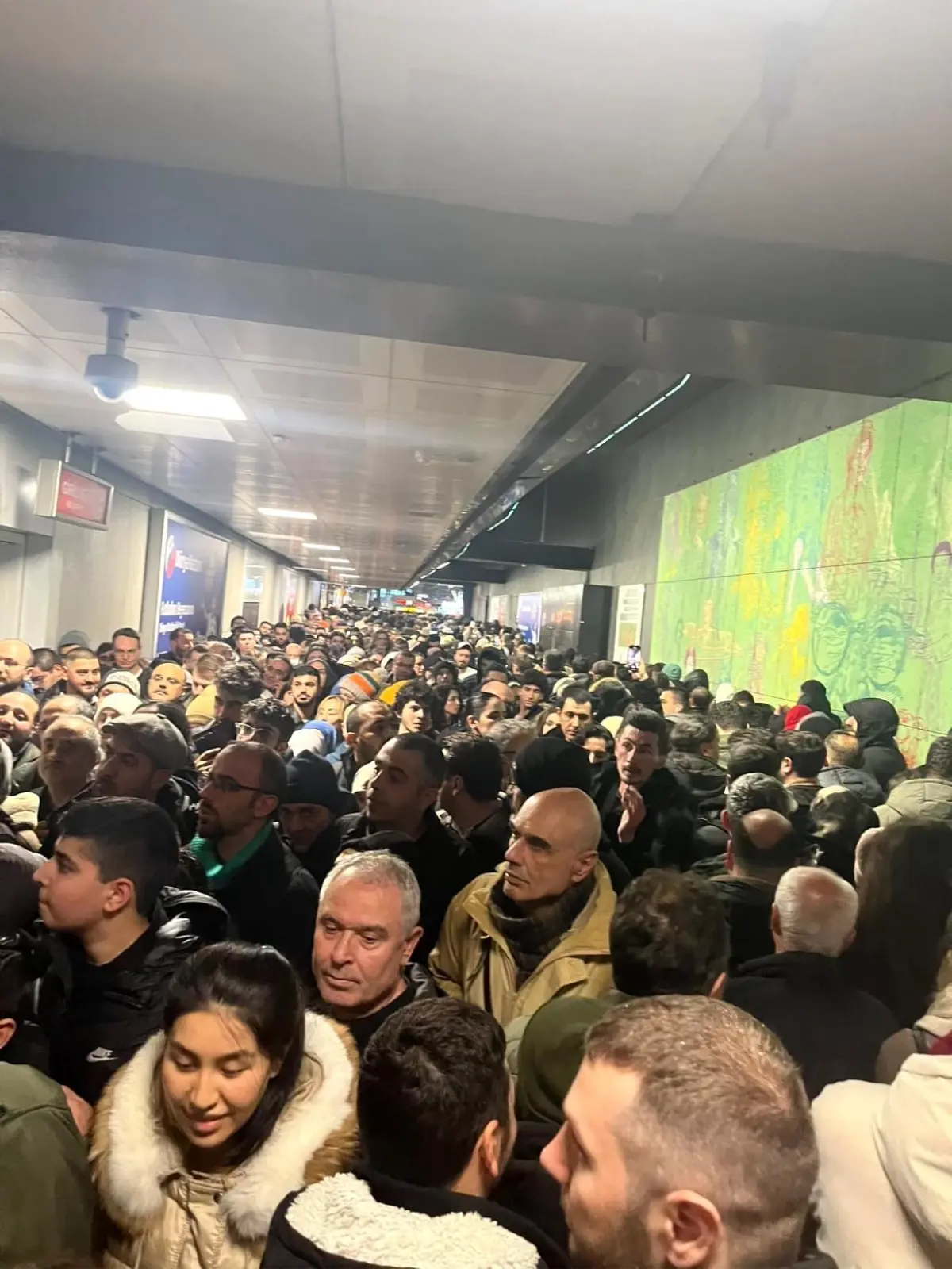 İstanbul\'da Kar Yağışı Metroda Yoğunluk Yarattı