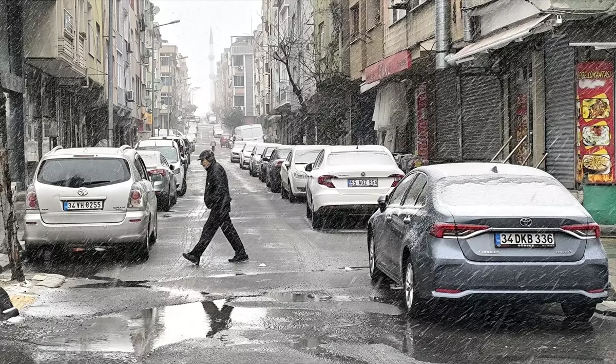 İstanbul\'da Kar Yağışı Etkili Oluyor