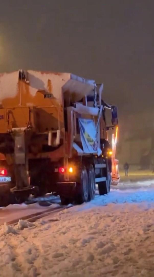 Kara teslim olan İstanbul'da kar küreme aracı dahi yolda kaldı