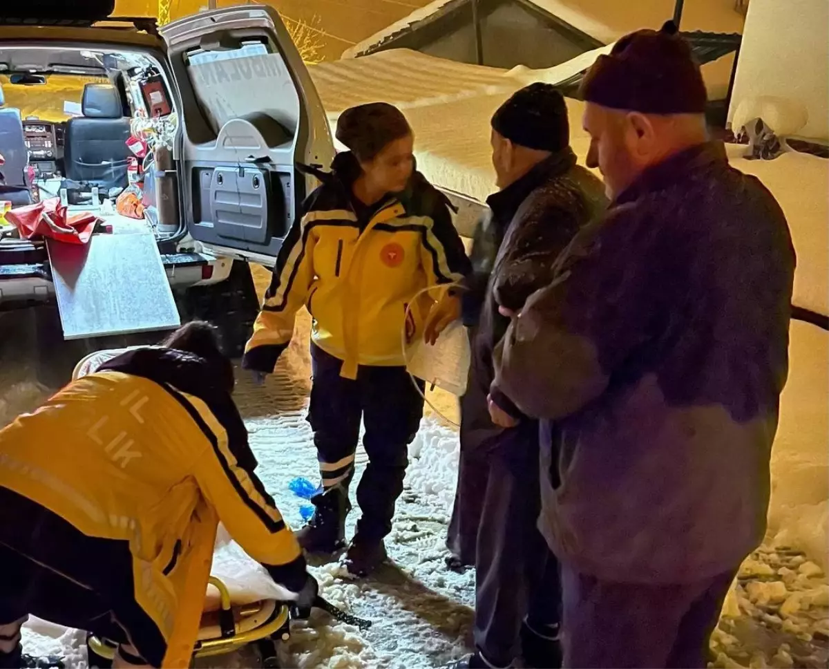 Kardan Kapanan Yolda Mahsur Kalan Yaşlı Adam Paletli Ambulansla Kurtarıldı