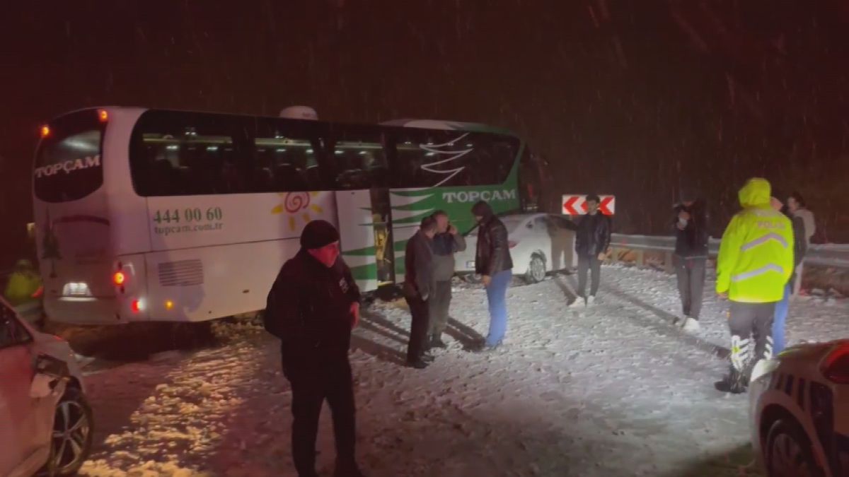 Amasya\'da Kar Yağışı Sonrası Zincirleme Kaza: 2 Yaralı