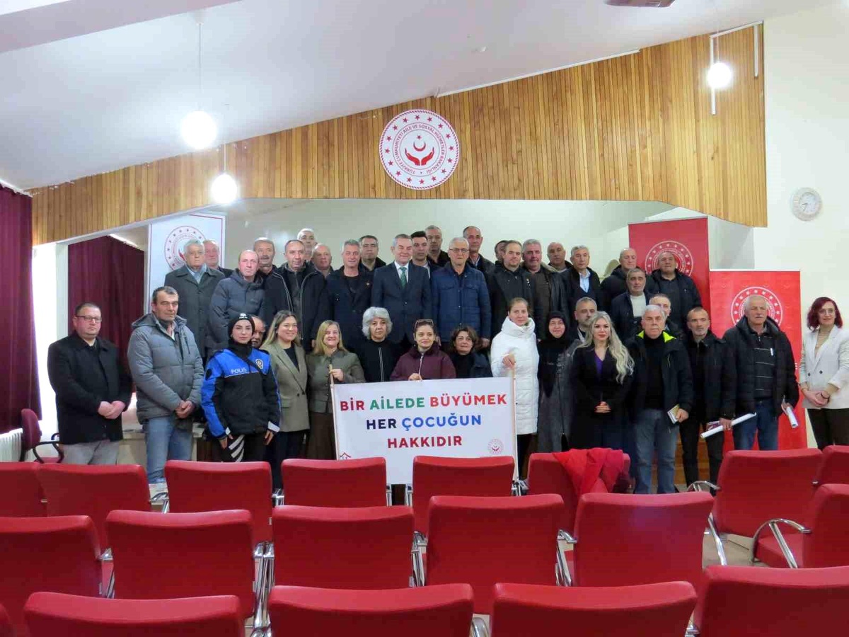 Kırklareli\'nde 2025 Aile Yılı dolayısıyla muhtarlara koruyucu aile ve kadına yönelik şiddetle mücadele eğitimi verildi